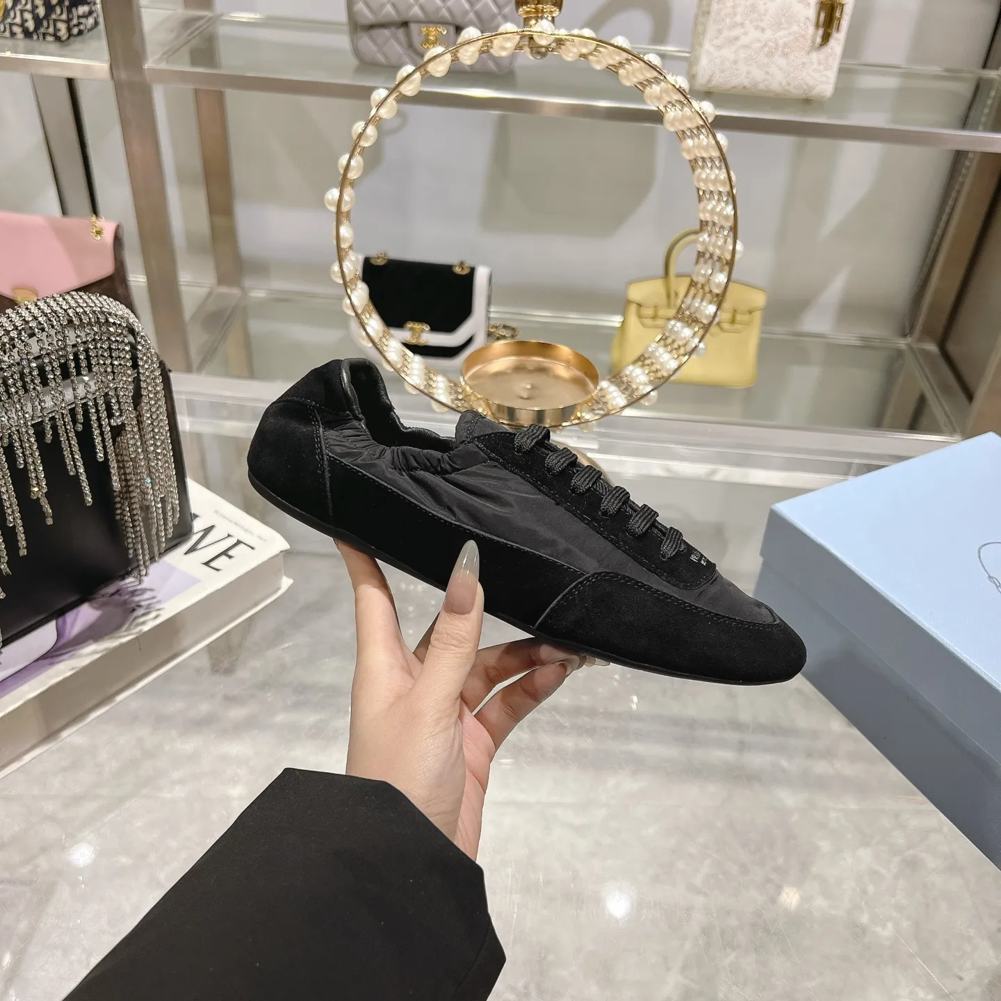 👟👟Ex-factory price 520👟👟Men's size +10 Couple style🎆Prada's new moral training shoes. The upper is suede with texture, and the inner sheepskin is wrapped. It is soft and waxy🎆The insole is thickened with lambskin. It is extremely comfortable to step on, has a sense of support, and feels well wrapped. The shoe shape is full of wrapping, light and easy to wear. A practical casual shoe that makes your legs appear taller! White is clean and refreshing, needed all year round, and can be easily worn with skirts and pants. Upper: imported suede/original molded fabric. Lining: sheepskin. Outsole: rubber outsole! Code number: 35-41 Color: burgundy blue brown green dark green yellow black red gray 9 colors available